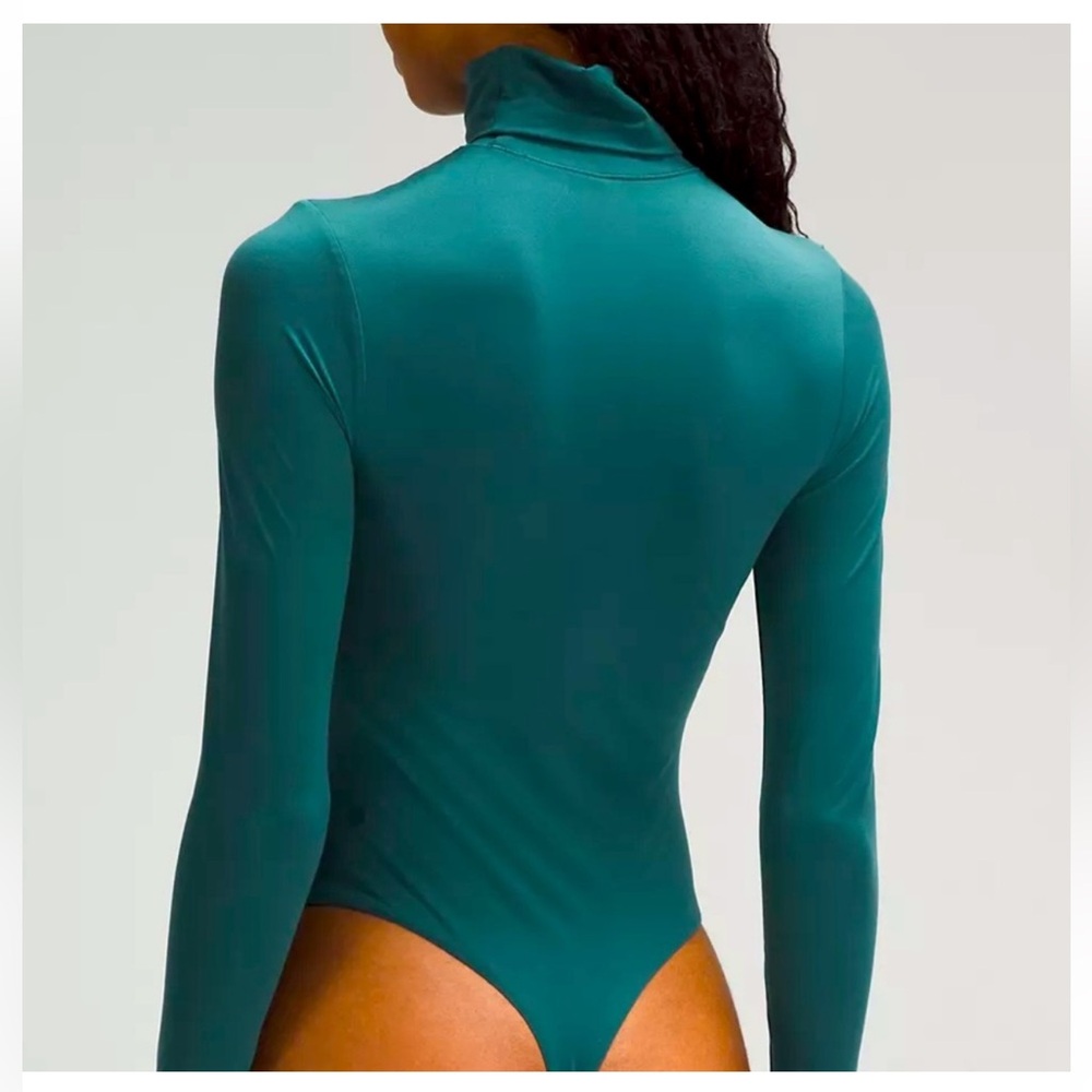 LULULEMON NULU TURTLE NECK
BODYSUIT Size:L